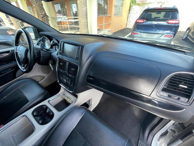 Photo of 2017 White Dodge Grand Caravan