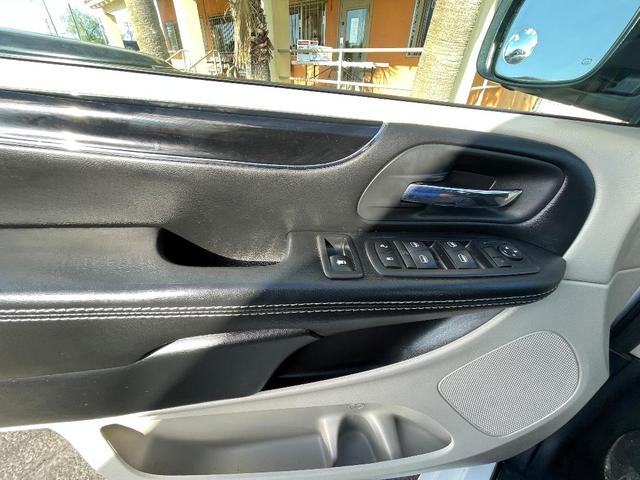 Photo of 2017 White Dodge Grand Caravan