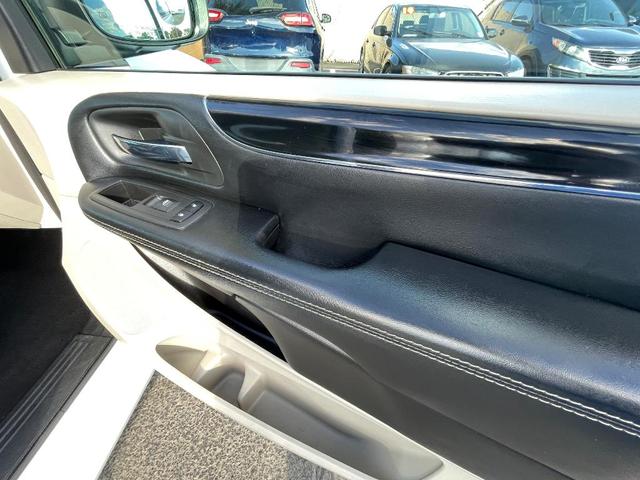 Photo of 2017 White Dodge Grand Caravan