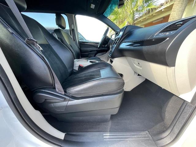 Photo of 2017 White Dodge Grand Caravan