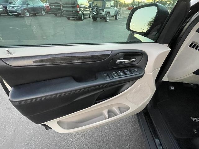 Photo of 2015 Black Dodge Grand Caravan