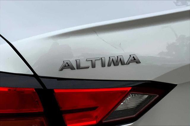 Photo of 2023 Brilliant Silver Metallic Nissan Altima