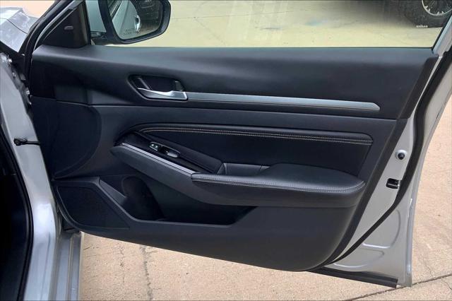 Photo of 2023 Brilliant Silver Metallic Nissan Altima