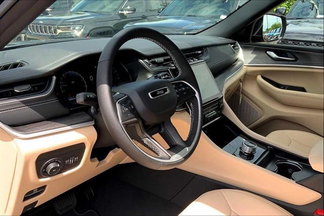 Photo of 2025 Diamond Black Crystal Pearlcoat Jeep Grand Cherokee L