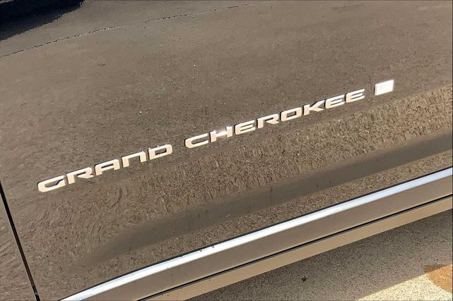 Photo of 2025 Diamond Black Crystal Pearlcoat Jeep Grand Cherokee L