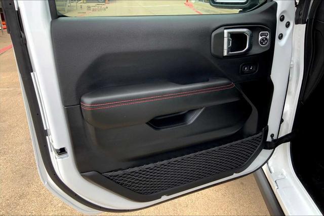 Photo of 2025 Bright White Clearcoat Jeep Gladiator