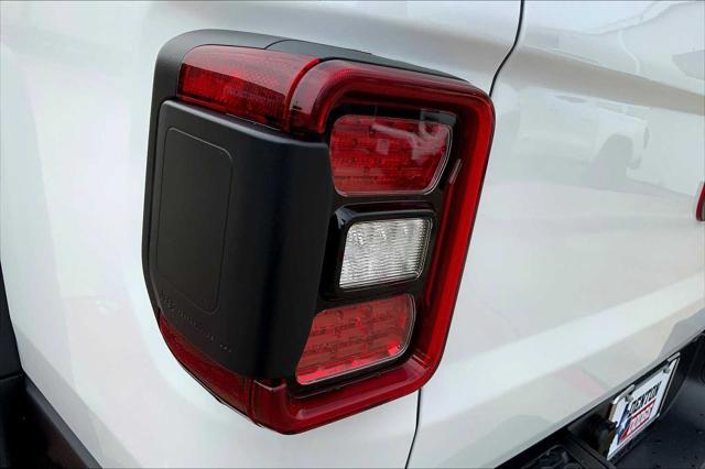 Photo of 2025 Bright White Clearcoat Jeep Gladiator