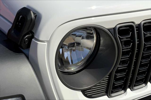 Photo of 2025 Bright White Clearcoat Jeep Wrangler