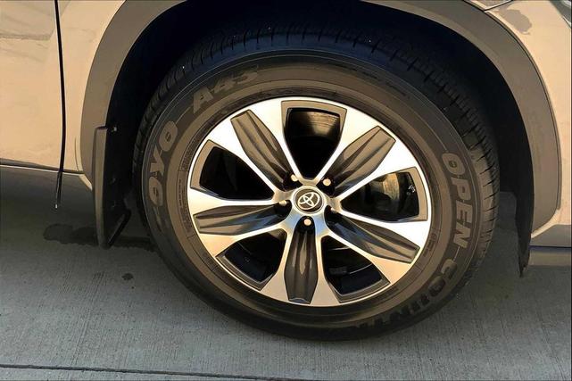 Photo of 2023 Magnetic Gray Metallic Toyota Highlander Hybrid