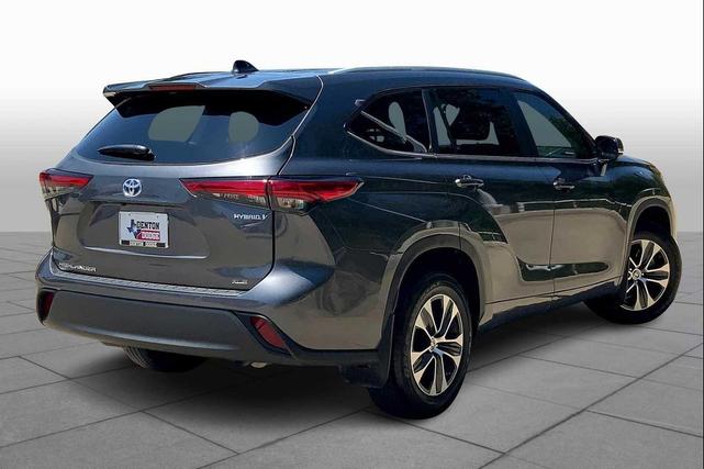 Photo of 2023 Magnetic Gray Metallic Toyota Highlander Hybrid