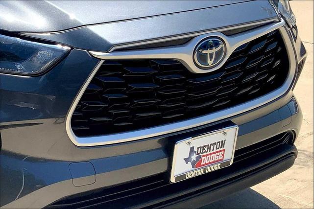 Photo of 2023 Magnetic Gray Metallic Toyota Highlander Hybrid
