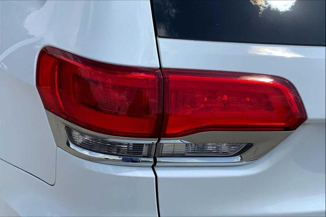 Photo of 2017 Bright White Clearcoat Jeep Grand Cherokee