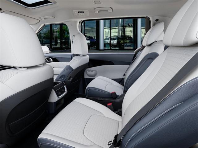 Photo of 2026 Ceramic Silver Kia Carnival