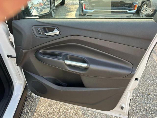 Photo of 2017 White Ford Escape
