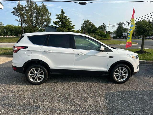 Photo of 2017 White Ford Escape