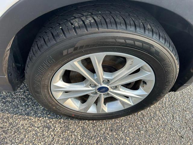 Photo of 2017 White Ford Escape