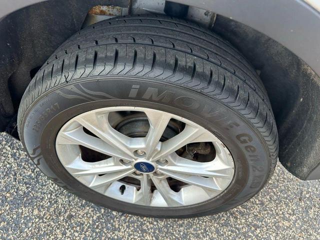 Photo of 2017 White Ford Escape