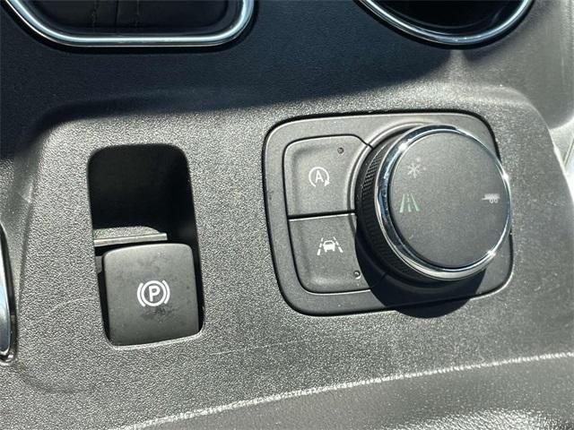 Photo of 2023 Iridescent Pearl Tricoat Chevrolet Traverse