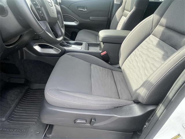 Photo of 2024 Glacier White Nissan Frontier