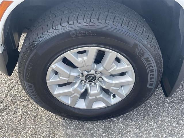 Photo of 2024 Glacier White Nissan Frontier