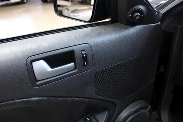 Photo of 2005 Black Clearcoat Ford Mustang