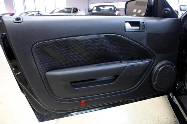 Photo of 2005 Black Clearcoat Ford Mustang