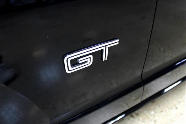 Photo of 2005 Black Clearcoat Ford Mustang