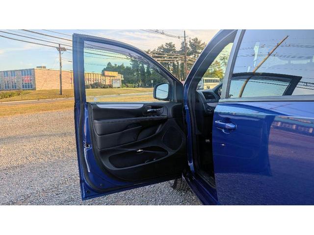 Photo of 2019 Indigo Blue Clearcoat Dodge Grand Caravan