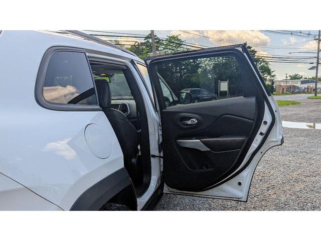 Photo of 2018 Bright White Clearcoat Jeep Cherokee