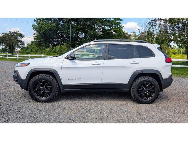 Photo of 2018 Bright White Clearcoat Jeep Cherokee