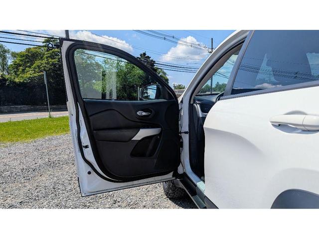 Photo of 2018 Bright White Clearcoat Jeep Cherokee
