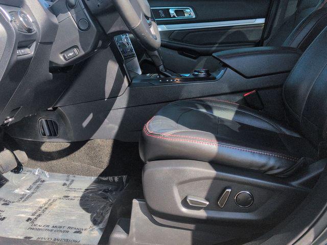 Photo of 2016 MAGNETIC METALLIC Ford Explorer