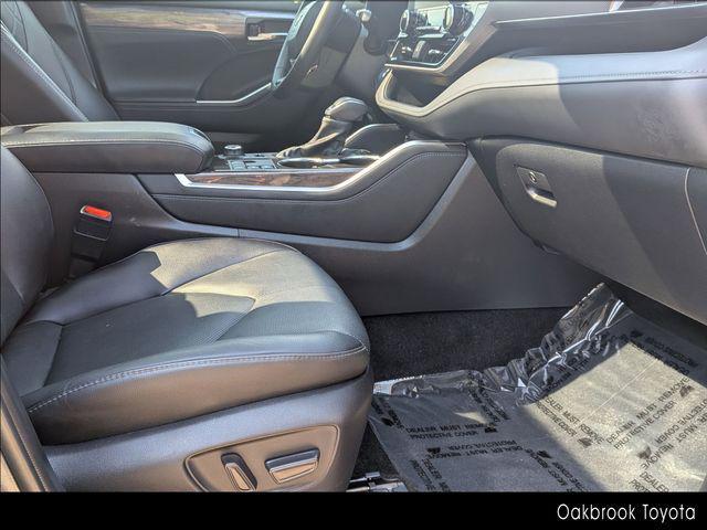 Photo of 2024 Magnetic Gray Metallic Toyota Highlander