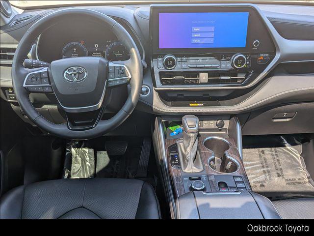 Photo of 2024 Magnetic Gray Metallic Toyota Highlander