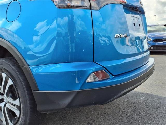 Photo of 2018 Blue Toyota RAV4