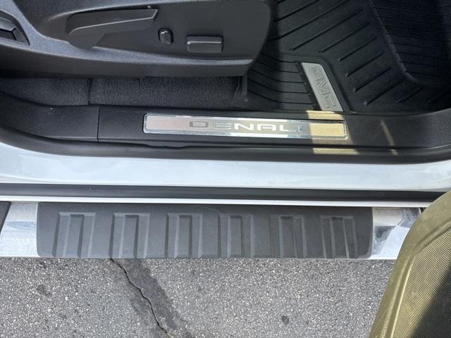 Photo of 2022 Summit White GMC Canyon