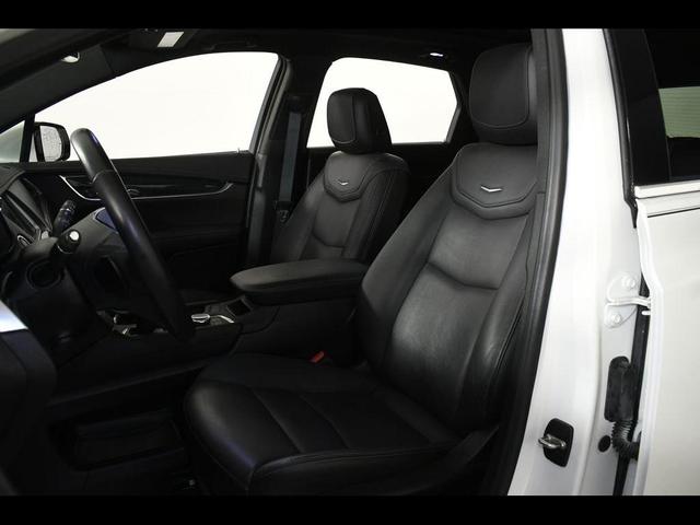 Photo of 2021 Crystal White Tricoat Cadillac XT5