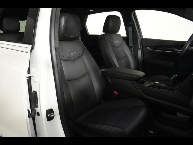 Photo of 2021 Crystal White Tricoat Cadillac XT5