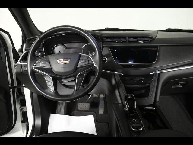 Photo of 2021 Crystal White Tricoat Cadillac XT5