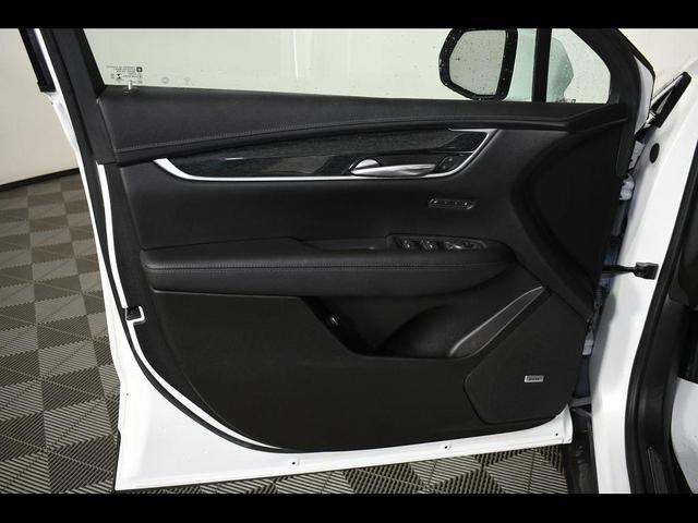 Photo of 2021 Crystal White Tricoat Cadillac XT5