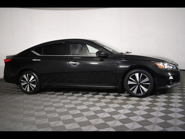 Photo of 2021 Super Black Clearcoat Nissan Altima