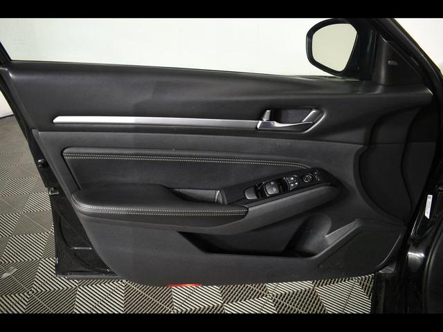 Photo of 2021 Super Black Clearcoat Nissan Altima