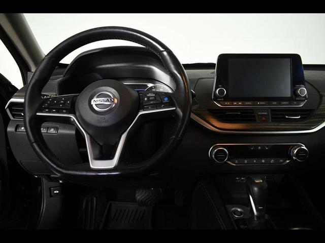 Photo of 2021 Super Black Clearcoat Nissan Altima