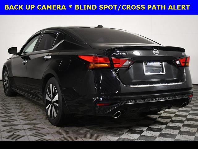 Photo of 2021 Super Black Clearcoat Nissan Altima
