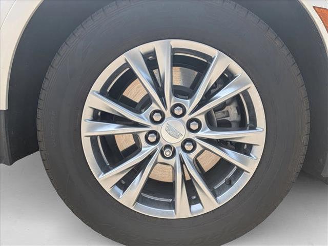 Photo of 2022 Crystal White Tricoat Cadillac XT5