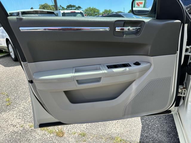 Photo of 2008 Cool Vanilla Chrysler 300