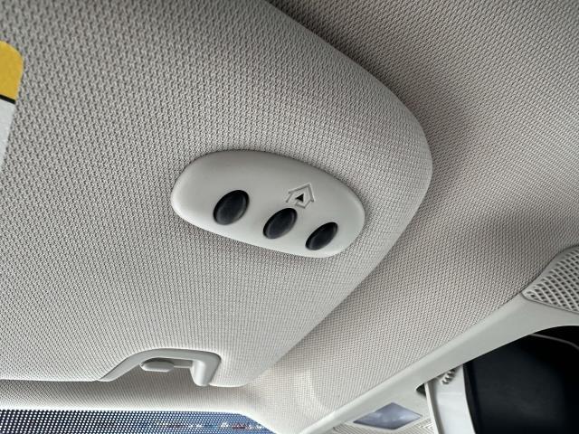 Photo of 2022 Star White Metallic Tri-Coat Ford Edge