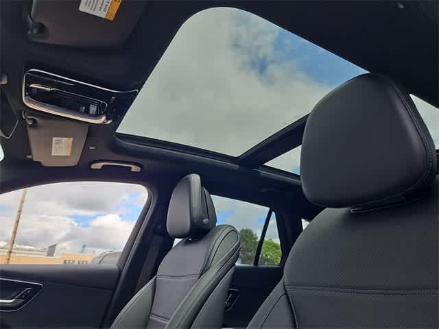 Photo of 2025 Verde Mercedes-Benz GLC 350e