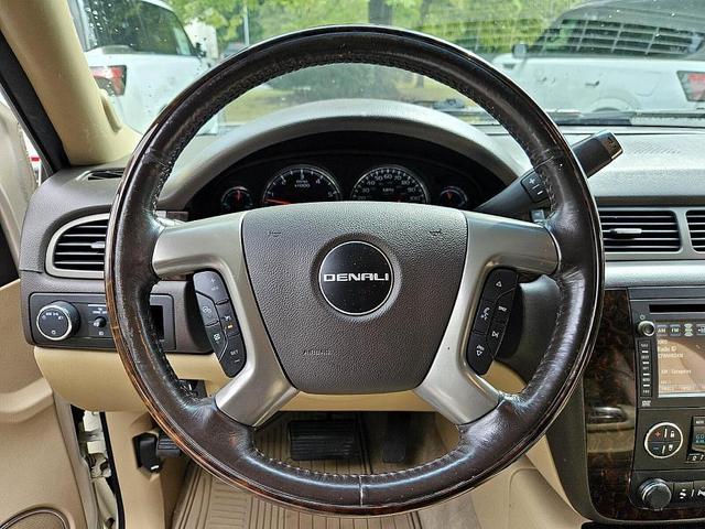 Photo of 2014 White GMC Yukon XL