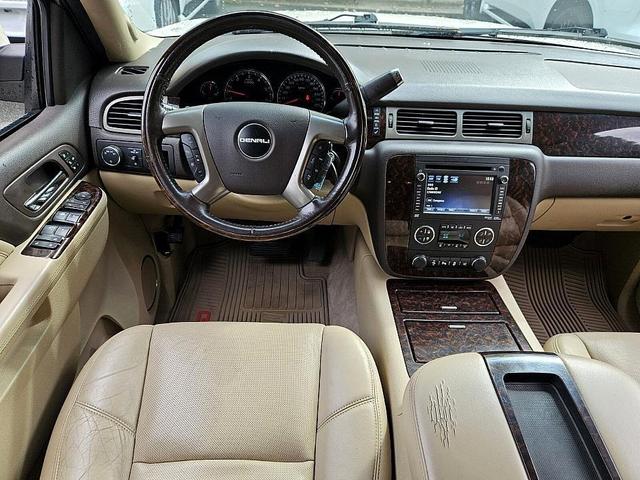 Photo of 2014 White GMC Yukon XL